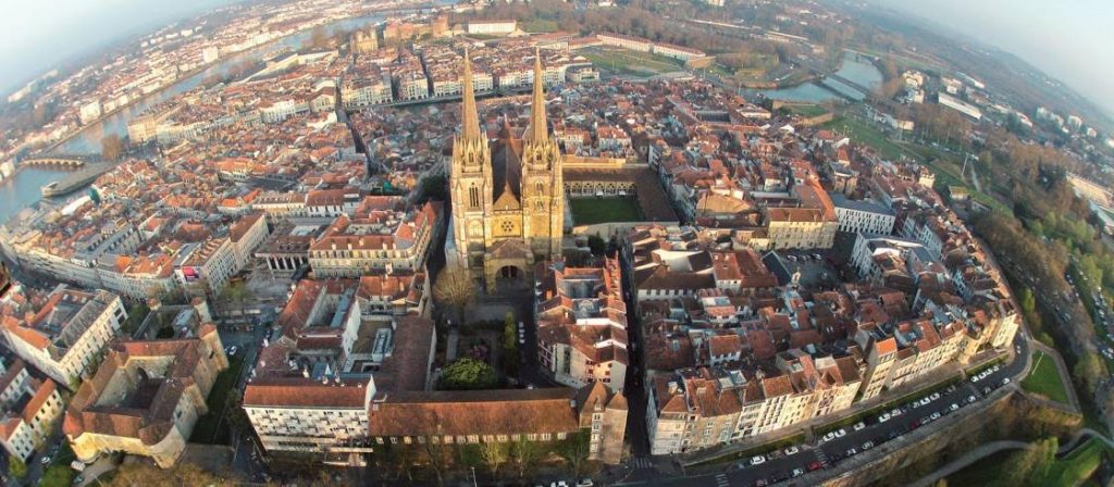 La imagen tiene un atributo ALT vacío; su nombre de archivo es bayona-catedral-1024x448.jpg